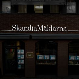 ../media-library_1080x1080/Fasadskylt_Skandia_MaÌˆklarna_blankpolerad_guldtitanlegerad_rostfritt_profil-6-inifraÌŠn_LED_belyst_2.png