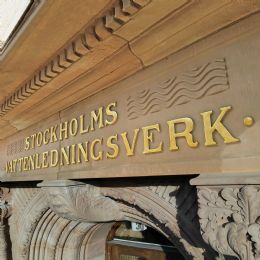 ../media-library_1080x1080/Stockholms_Vattenledningsverket_bladgulds_forgyllda_bokstaver_skylt_renovering_4.png